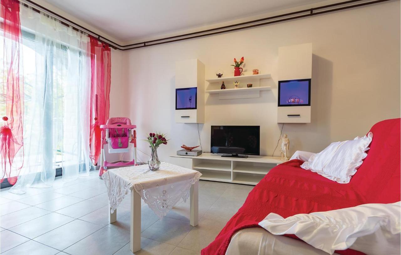 3 Bedroom Beautiful Apartment In Medolino Esterno foto